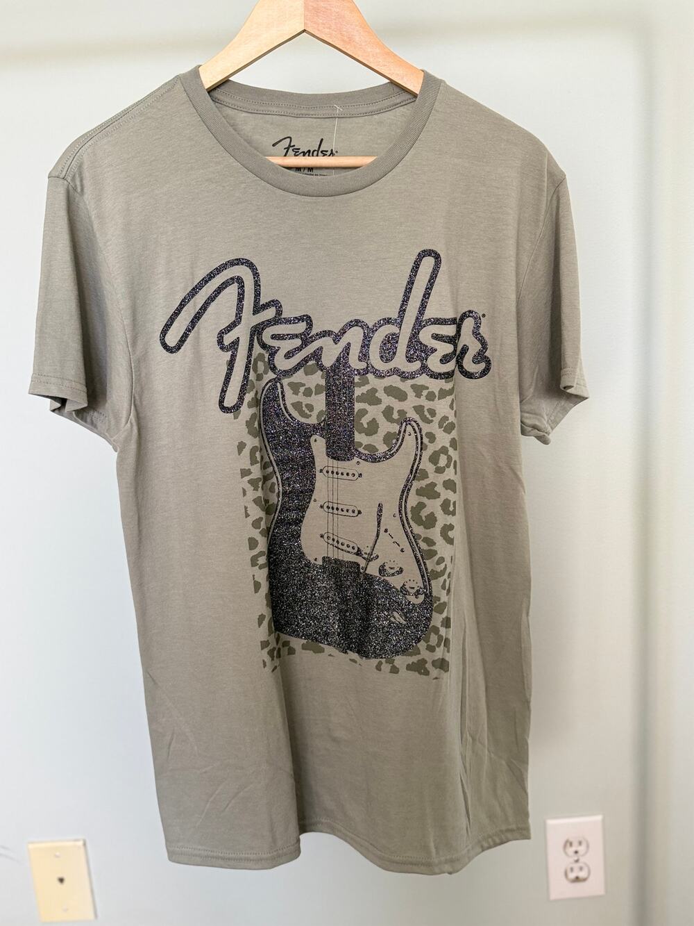 Fender Leopard Guitar Graphic Tee Gray Women’s Medium